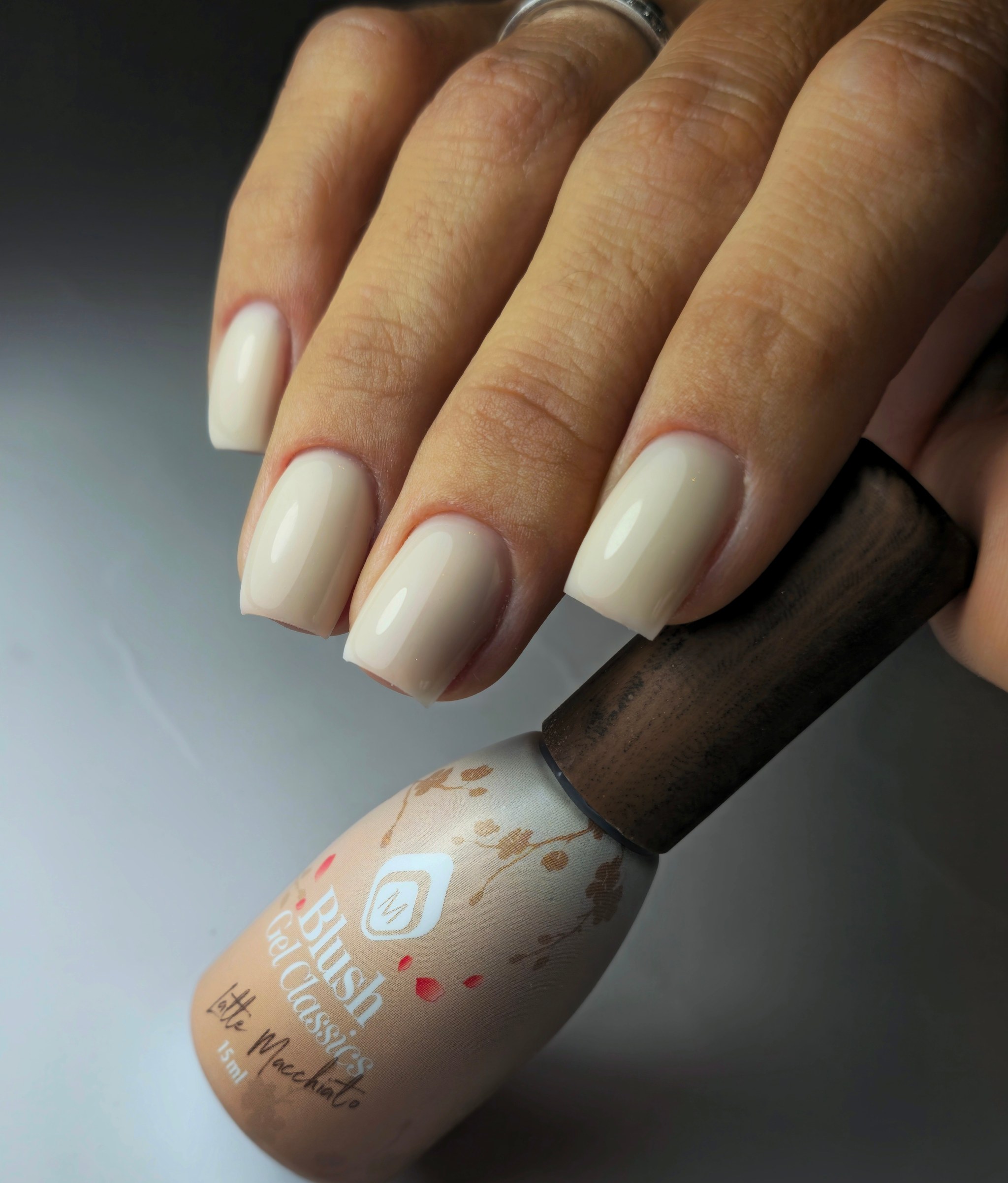 Zachte nude nagels met een flesje Blush gellak